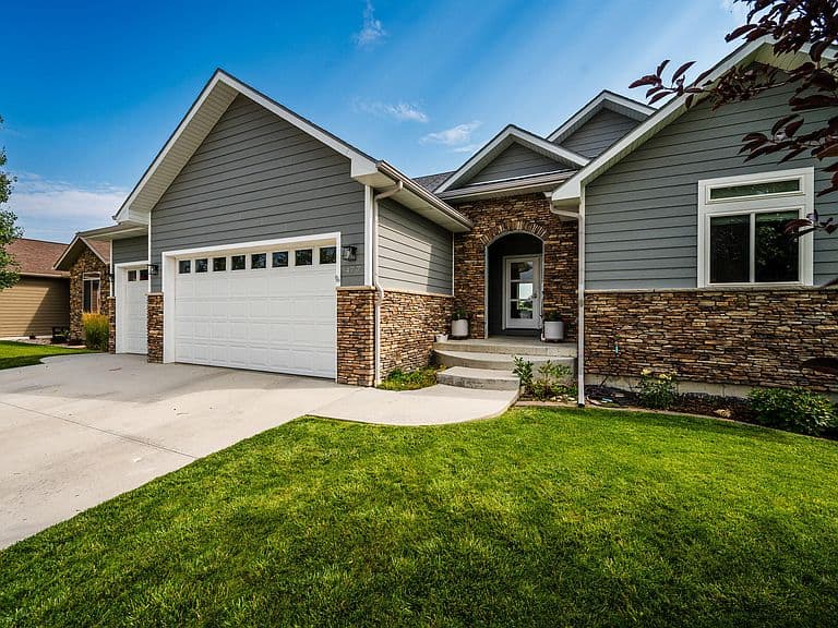 477 Bluebird Ln photo 3