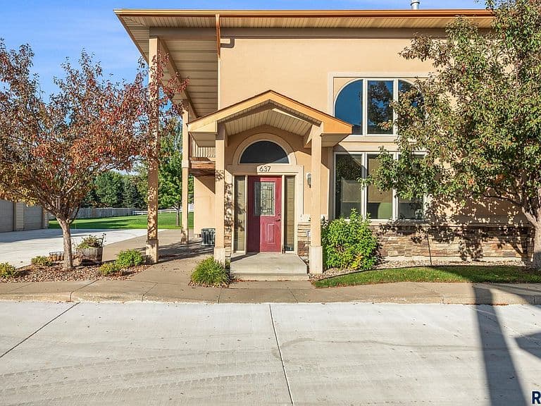637 E Brian St photo 1