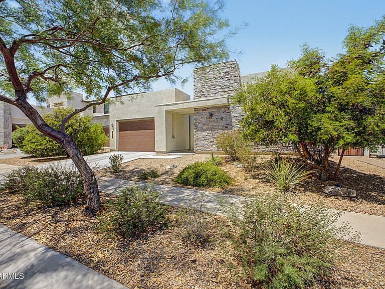 1122 E MONTE Way photo 2