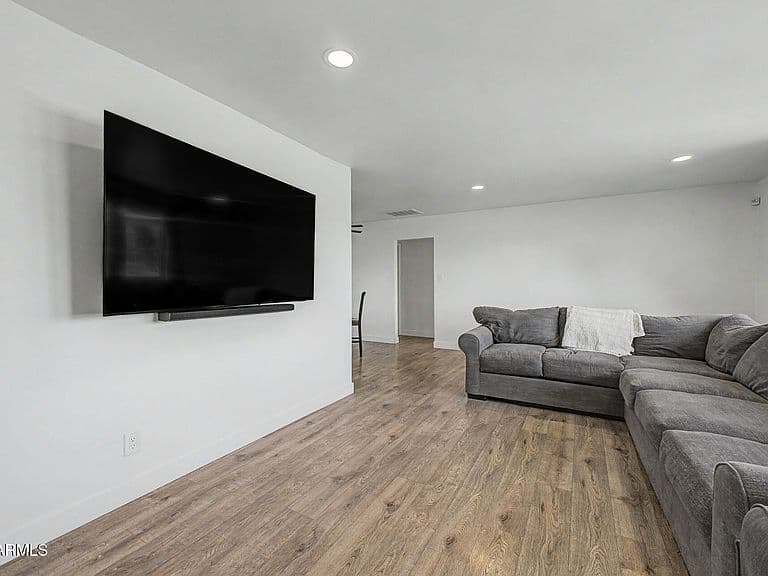 1103 E WATSON Drive photo 3