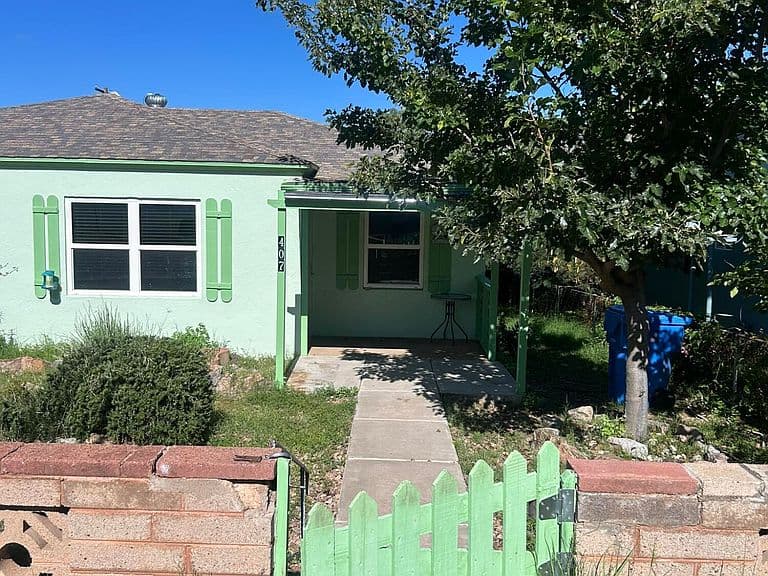 407 CAMPBELL Street photo 2