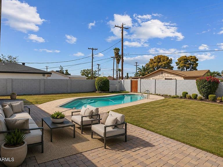 8638 E Palm Lane photo 2