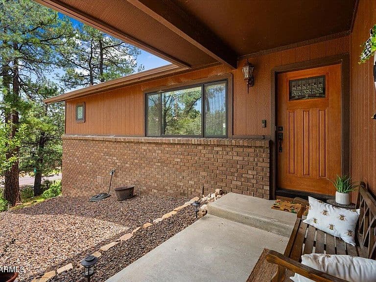 2011 W CLEAR VIEW Lane photo 4