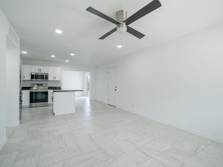 18218 N 33RD Drive photo 3