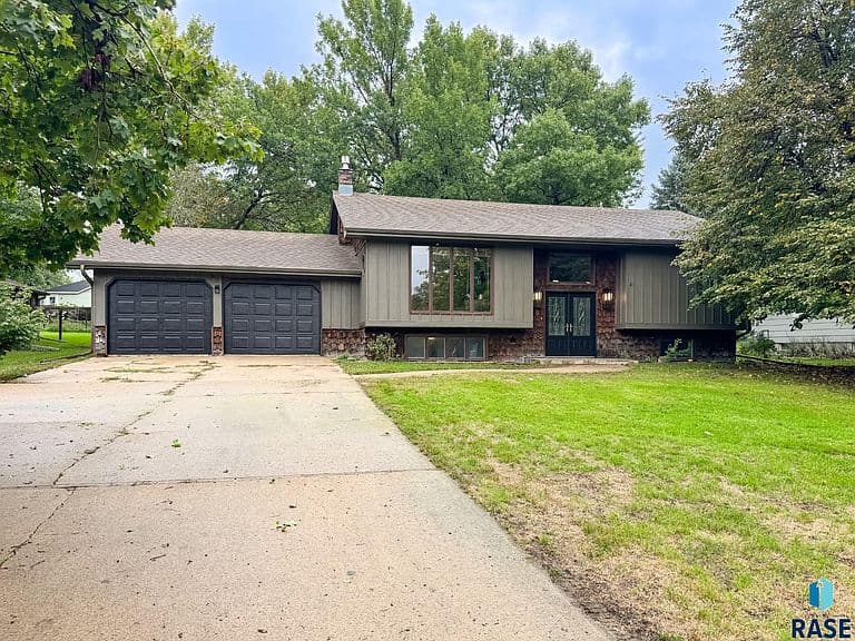 555 Danon Dr photo 1
