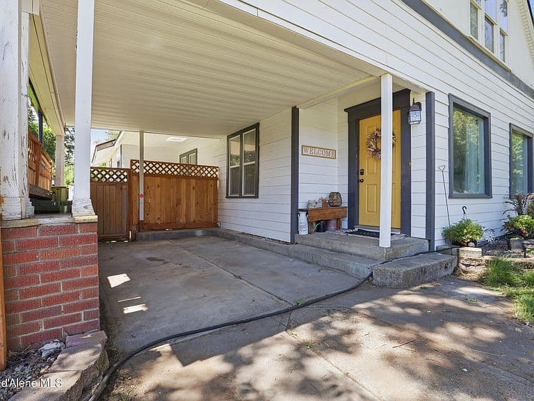 1007 N B St photo 4