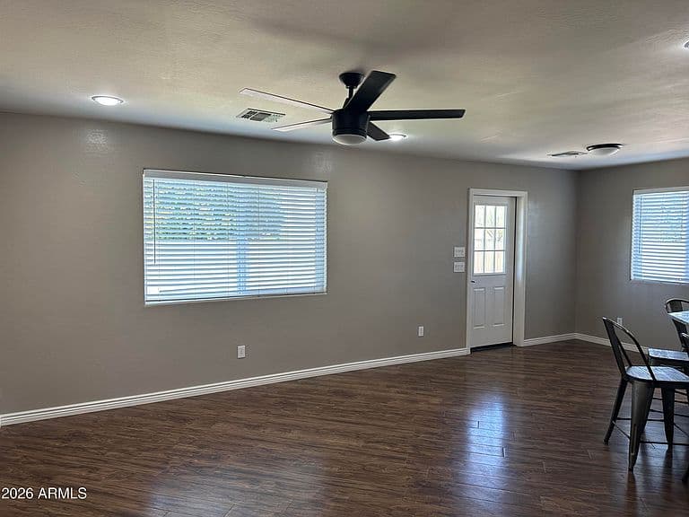 1059 W 5th Ave photo 3