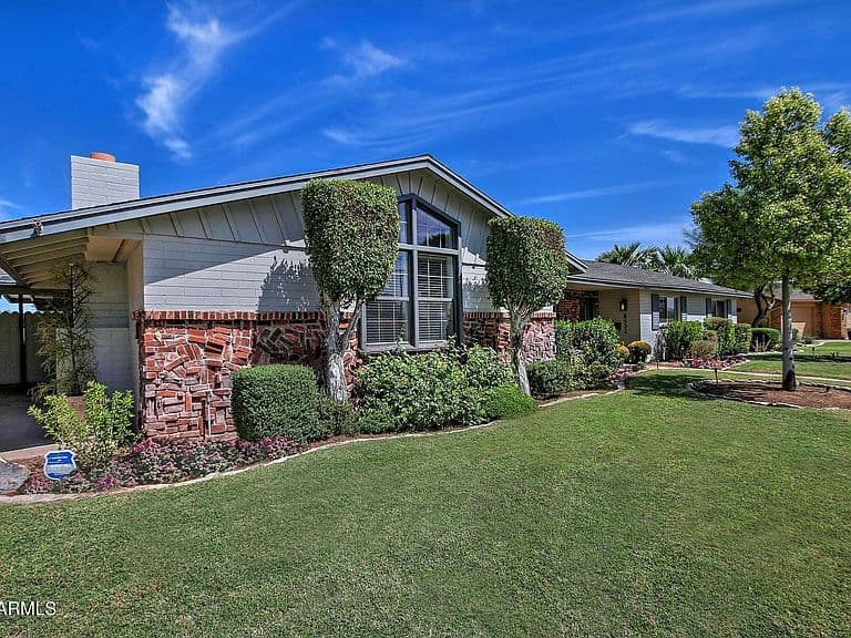 8432 E TURNEY Avenue photo 2