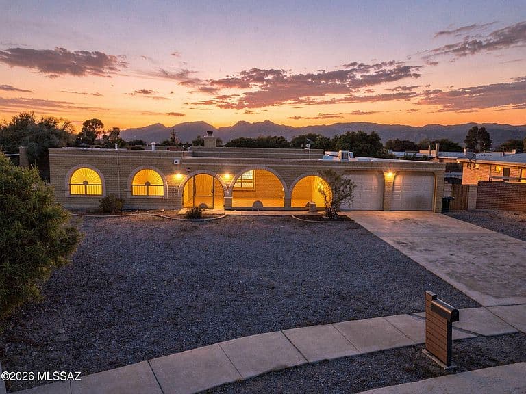 8909 E Palm Tree Dr photo 1