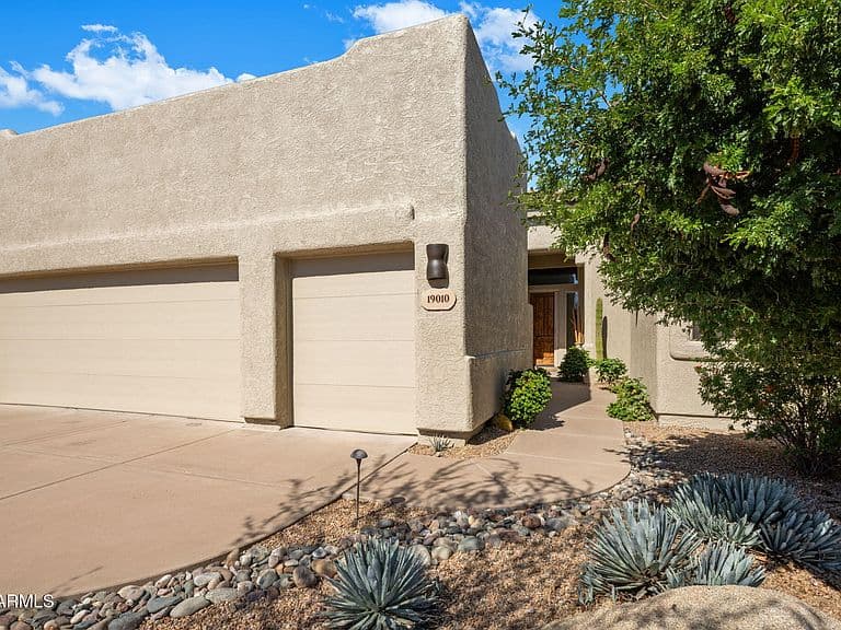 19010 E EAGLENEST Drive E photo 2