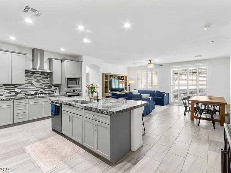 440 Calabria Beach St photo 2