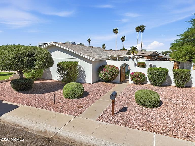 4708 E La Salle Street photo 1
