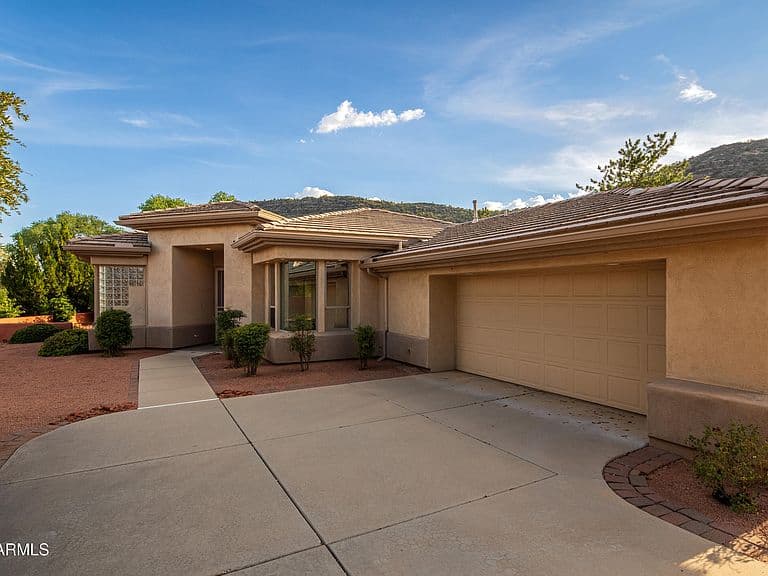 200 WHITE TAIL Drive photo 3