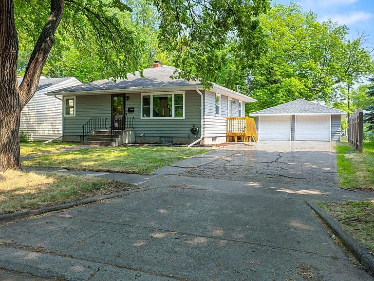 1124-10 1/2 St N photo 2