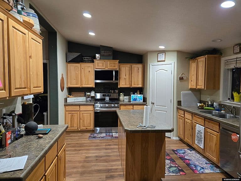 764 Redwood Dr photo 3