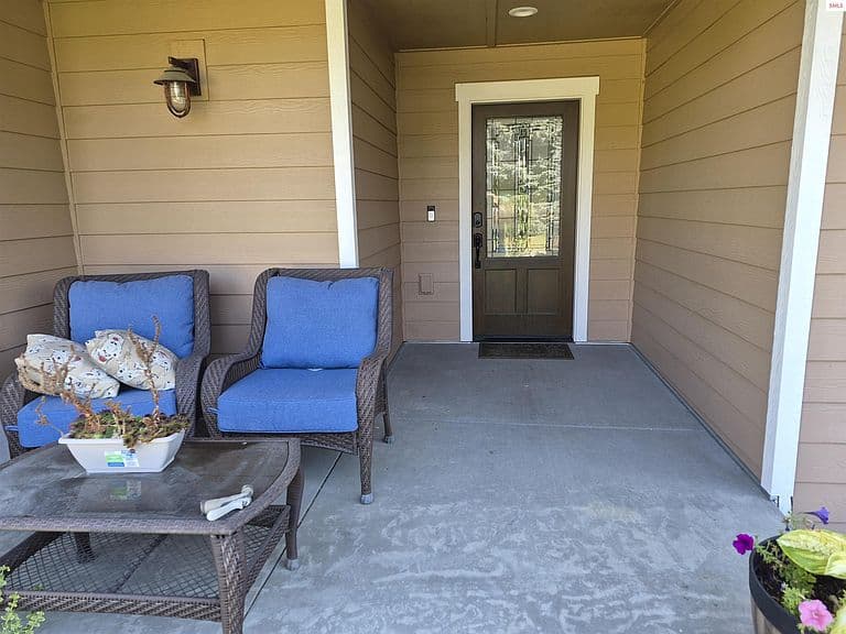 241 Beverly Dr photo 2