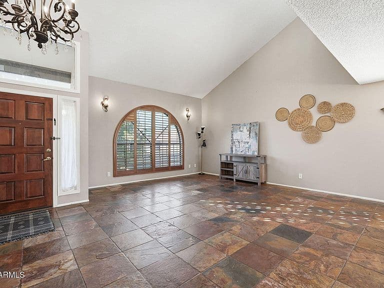 457 E BLUEBELL Lane photo 4