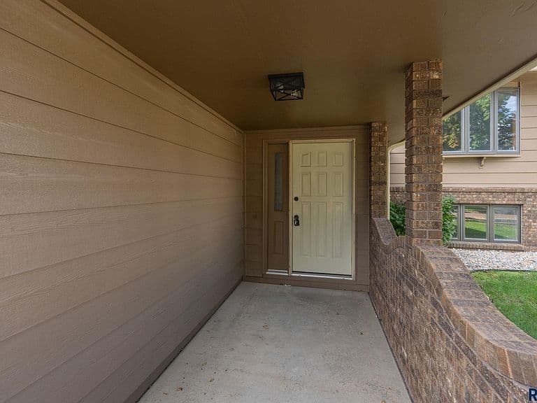 729 N Columbia Dr photo 2
