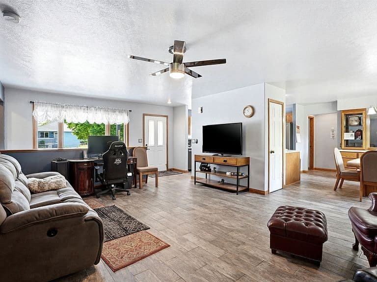 1105 College St photo 4