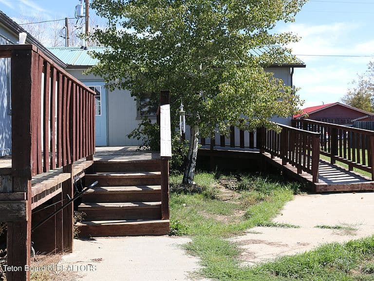 131 S Jackson Ave photo 4