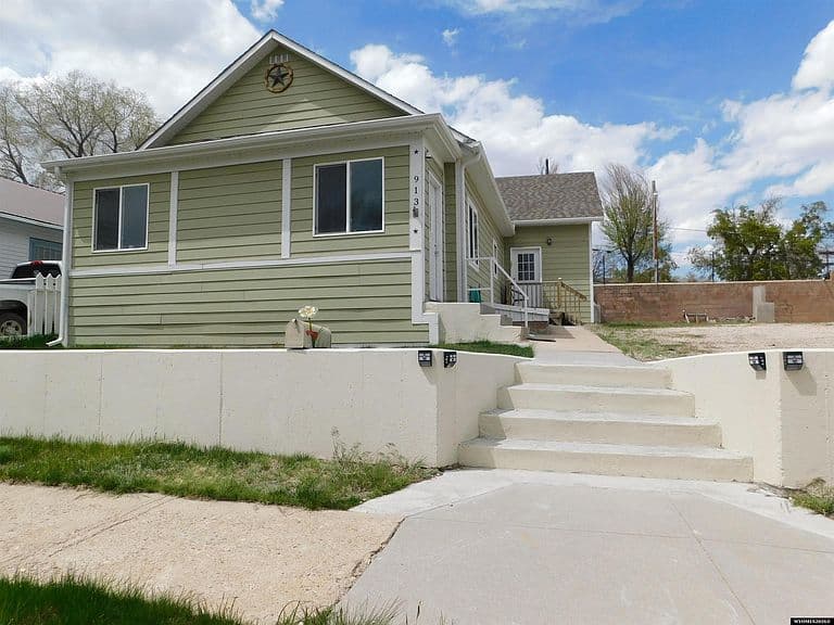 913 W Cedar St photo 1
