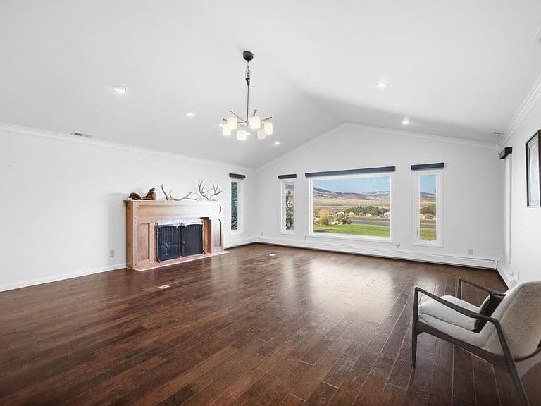 914 Skyline Dr photo 4