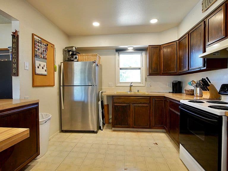 6674 Sharrock Rd photo 4