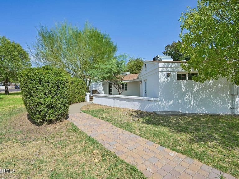 1121 W BETHANY HOME Road photo 3