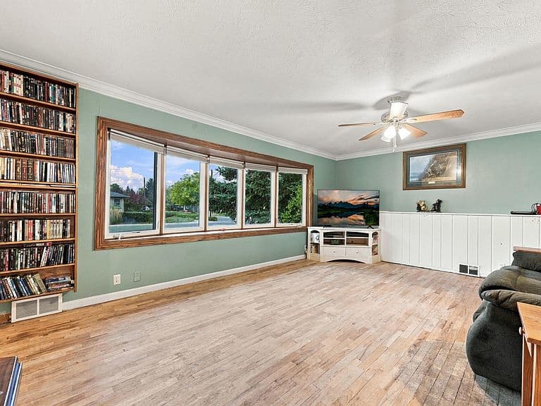 250 Rice Ave photo 4