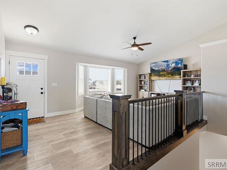 585 Washington Loop photo 4