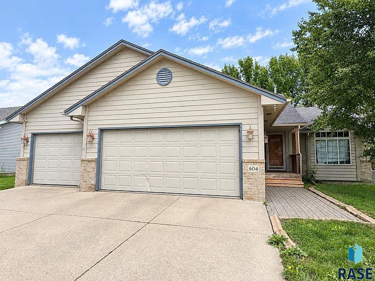 604 N Sandberg Dr photo 1