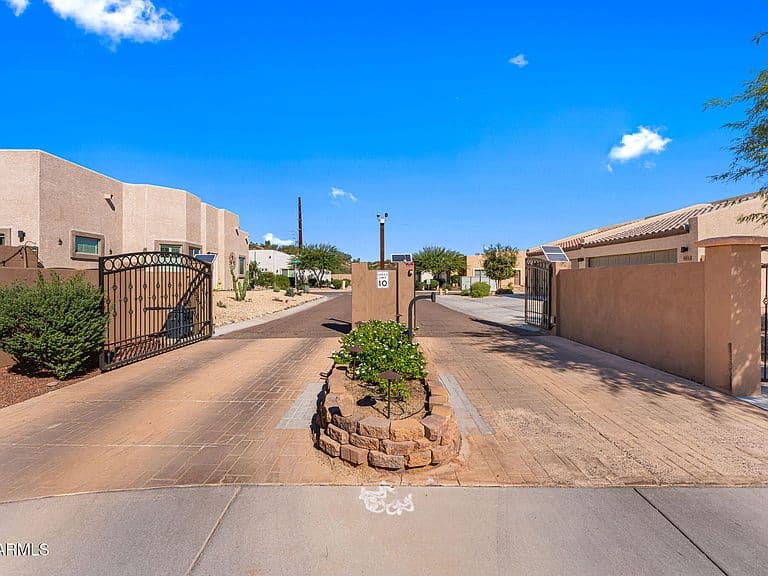 711 Dylan Court photo 2