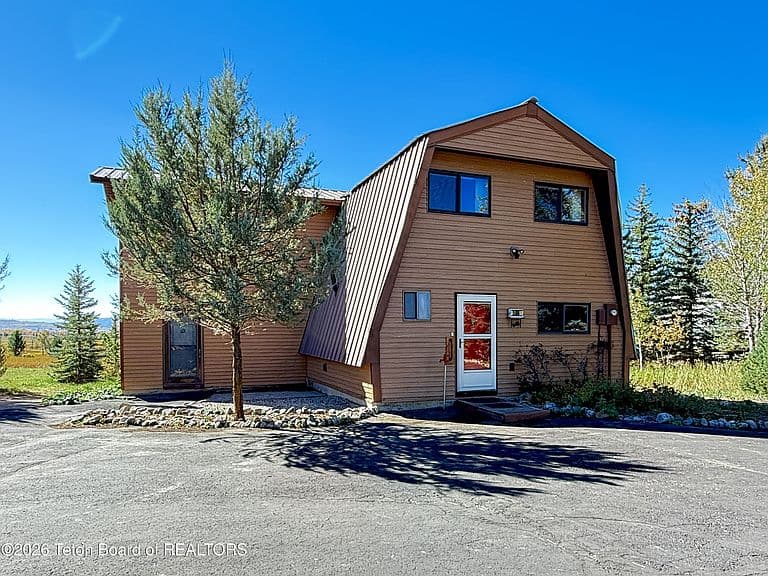 586 Cedar Creek Dr photo 3