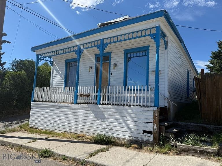 605 Caledonia St photo 1