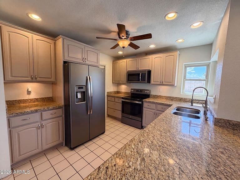 817 W ISABELLA Avenue photo 2