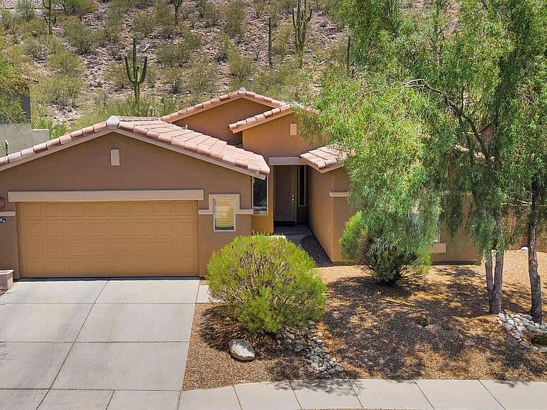 4058 N Sunset Cliff Pl photo 1