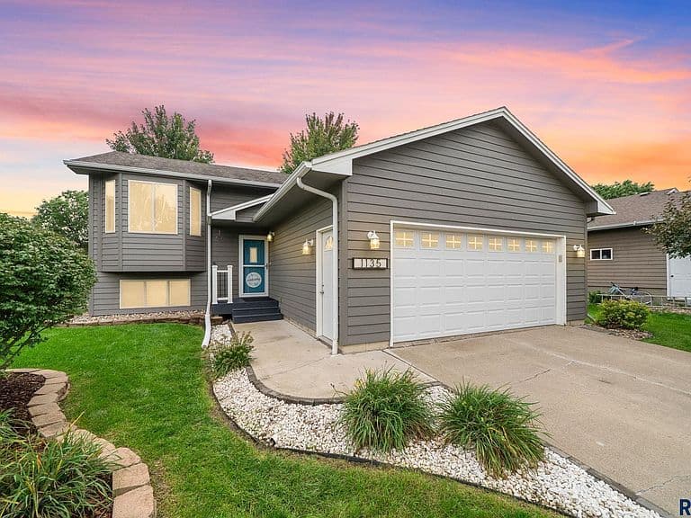 1135 Sunset Dr photo 1