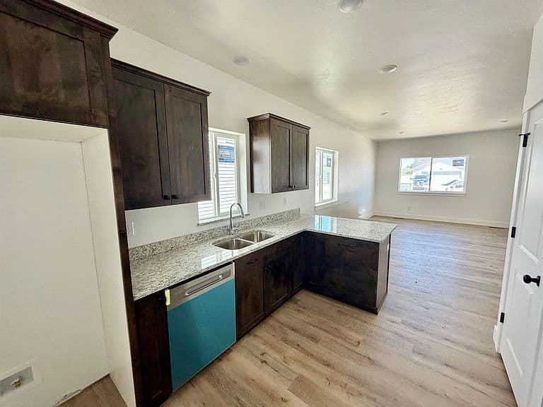1865 Brynwood Ave photo 2