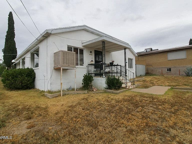 401 E CEDAR Street photo 1