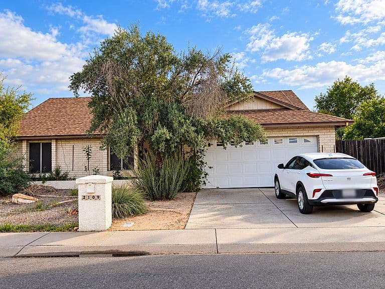 2109 W SILVERGATE Drive photo 1