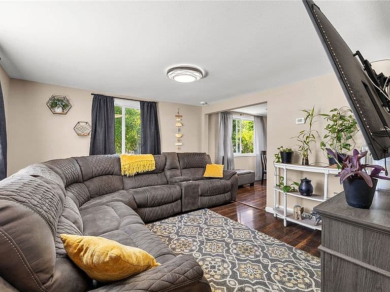 545 Howard Ave photo 4