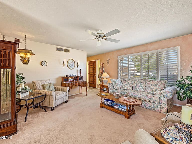 581 W PARK Avenue photo 2