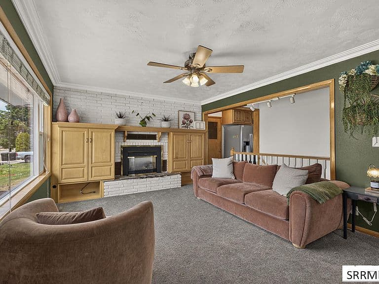 631 Holley St photo 5