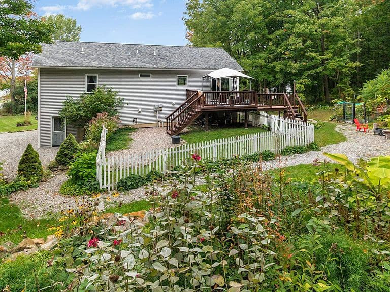 387 St. Albans Road photo 2