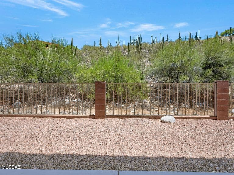 4058 N Sunset Cliff Pl photo 2