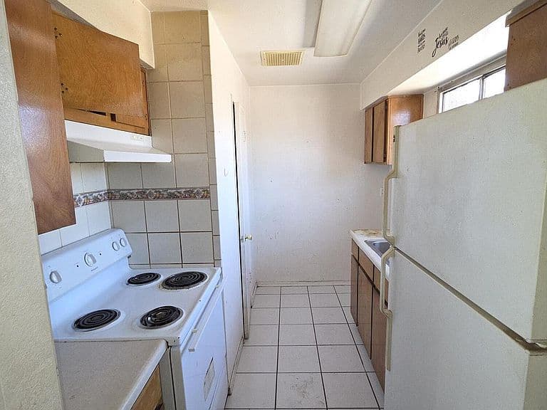 5210 W WINDSOR Avenue photo 3