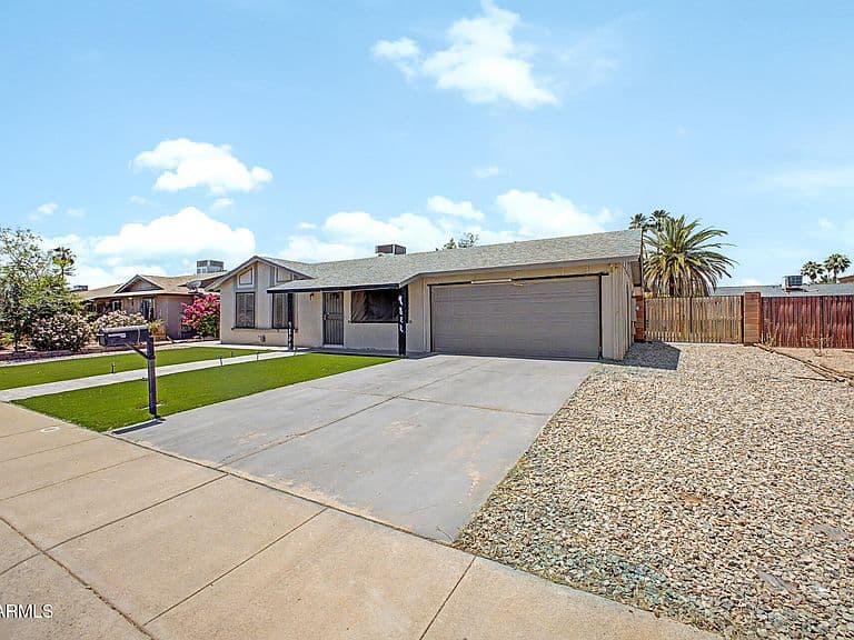 9822 N 47TH Drive photo 3