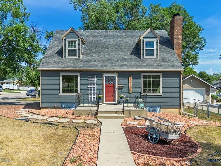 530 Saint Charles St photo 4
