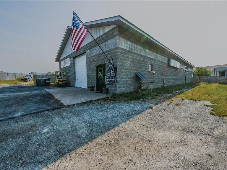 110 Industrial Ct photo 4