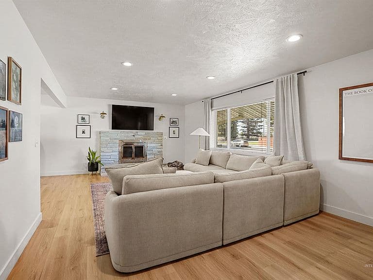 2039 Occidental Ave photo 3